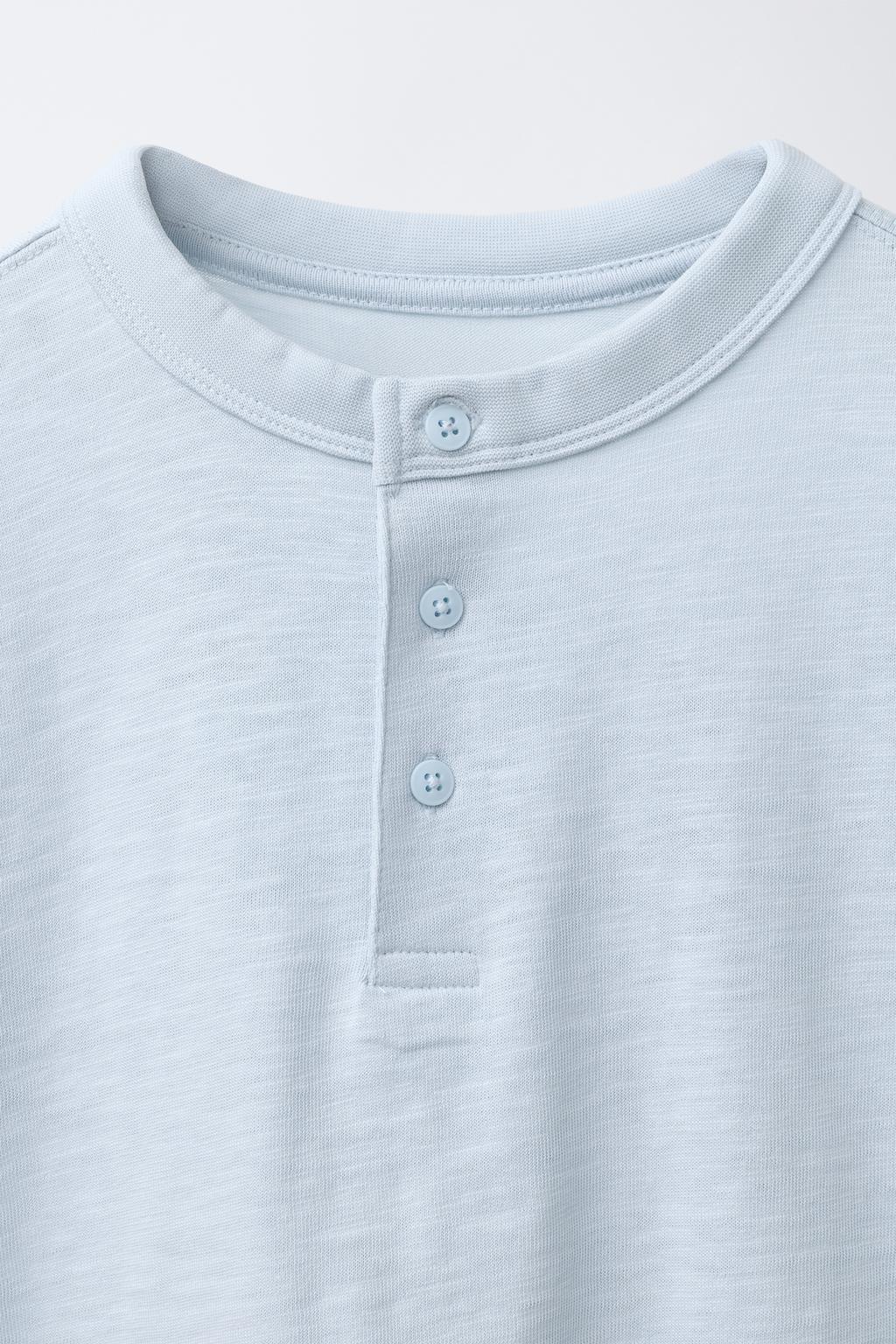 ОДНОТОННАЯ ФУТБОЛКА С ВОРОТНИКОМ НА ПУГОВИЦАХ