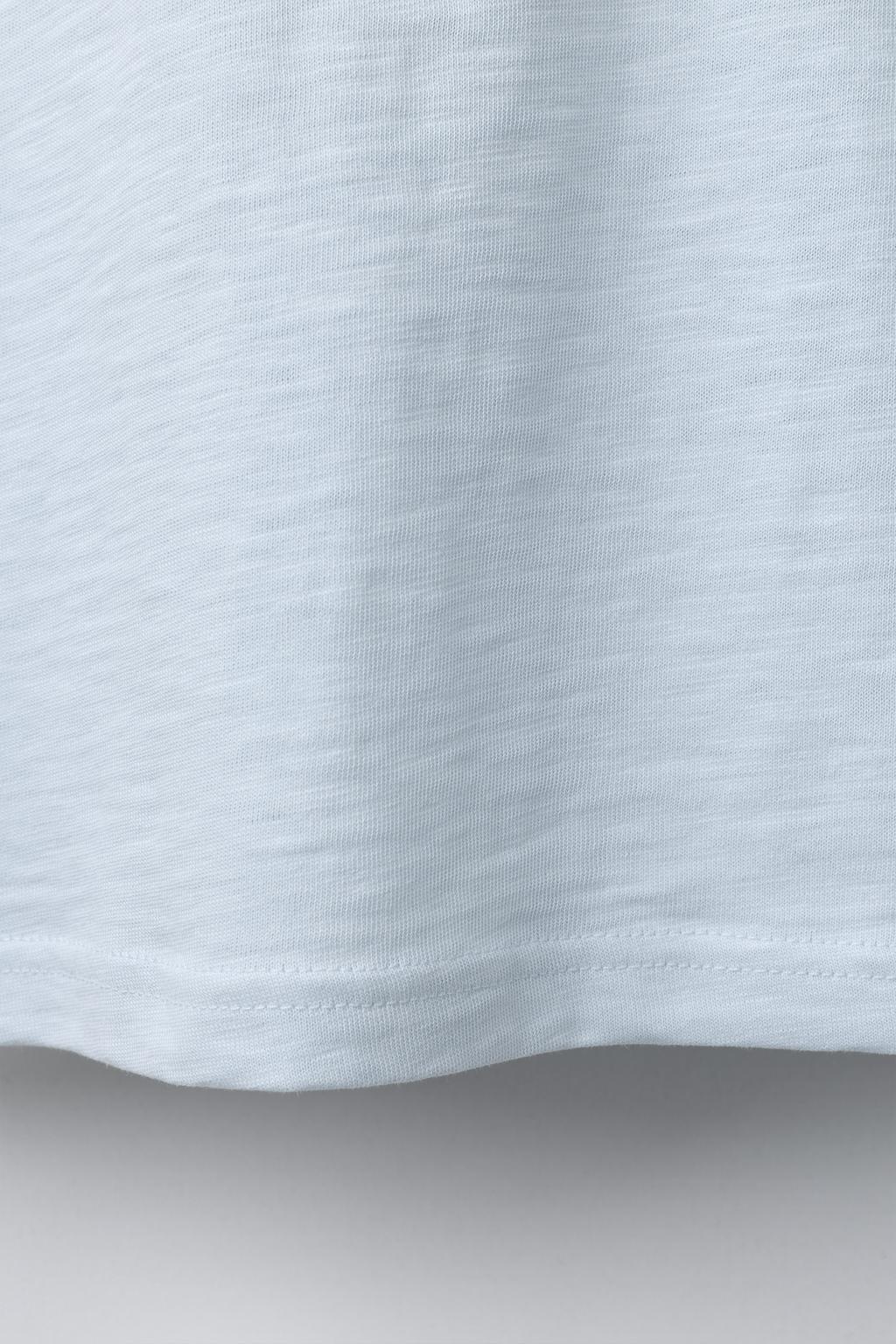 ОДНОТОННАЯ ФУТБОЛКА С ВОРОТНИКОМ НА ПУГОВИЦАХ