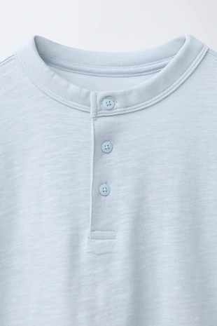 Однотонная футболка с воротником на пуговицах