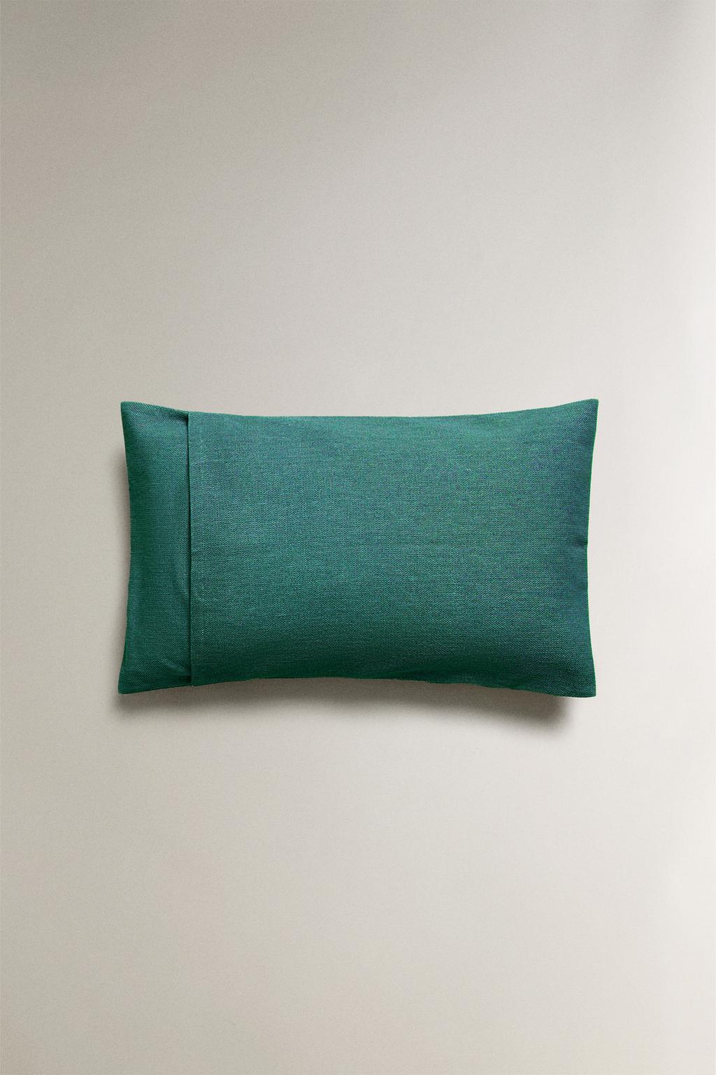 Чехол для подушки в однотонном стиле