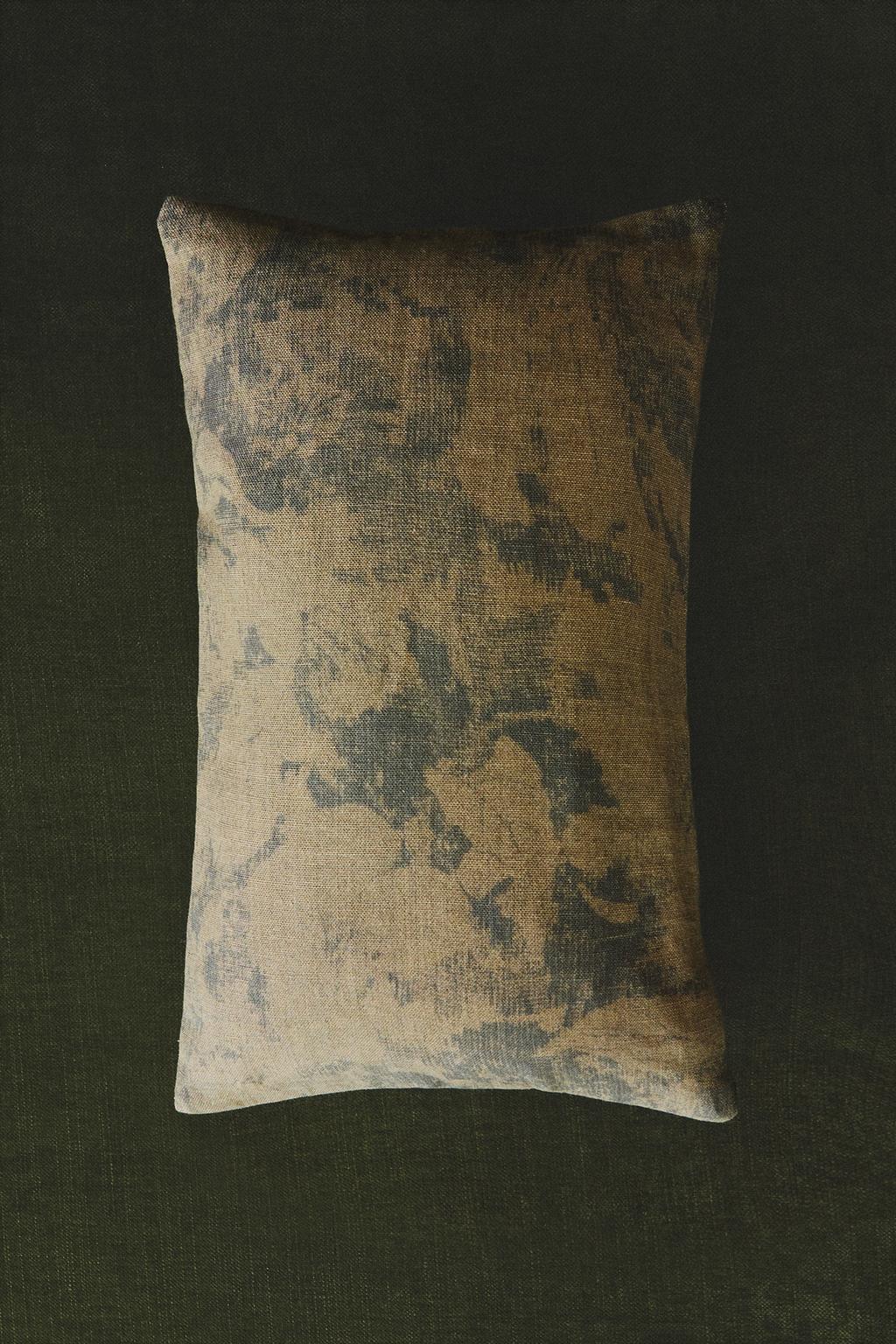 Подушка с принтом мазков кисти