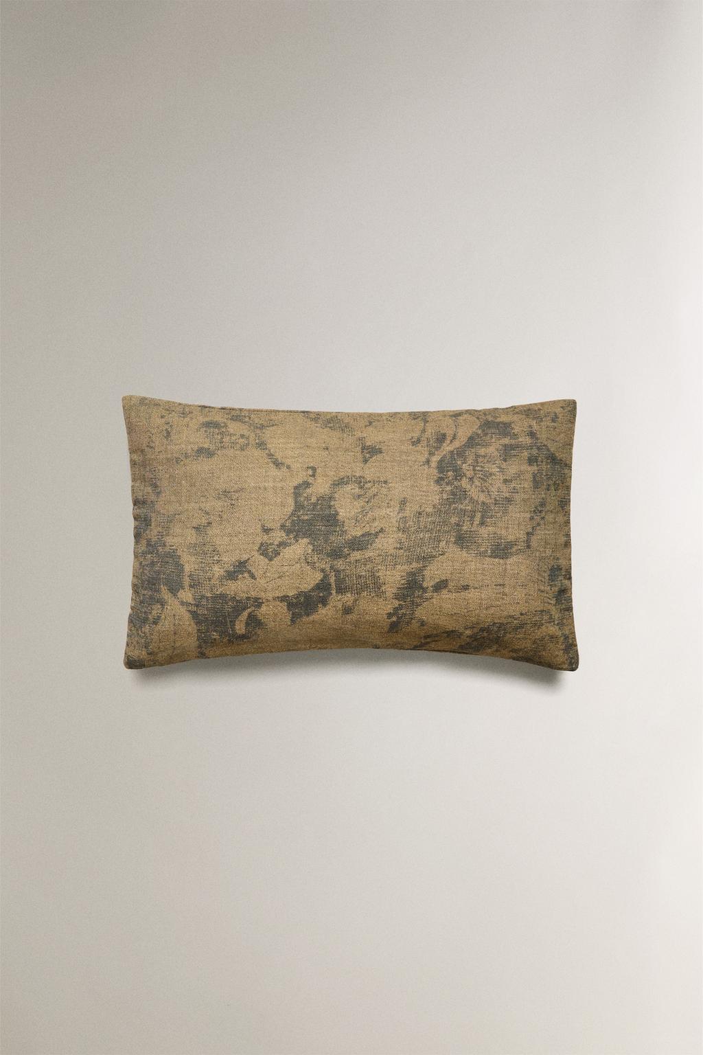 Подушка с принтом мазков кисти