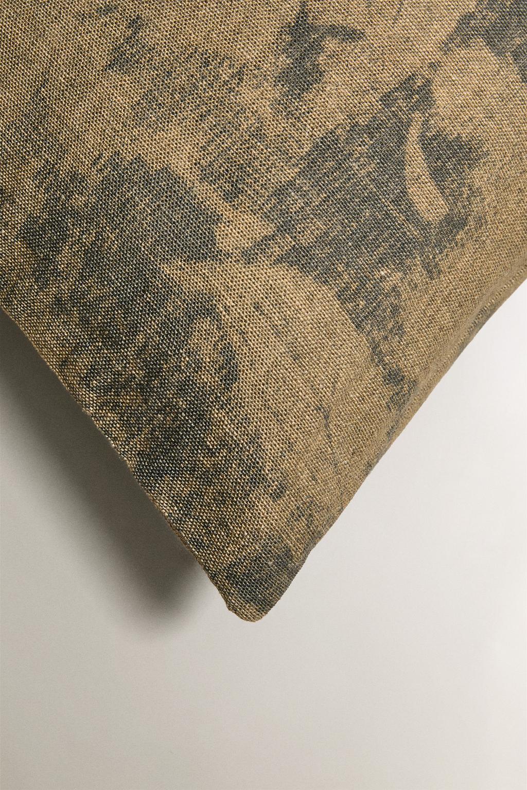 Подушка с принтом мазков кисти