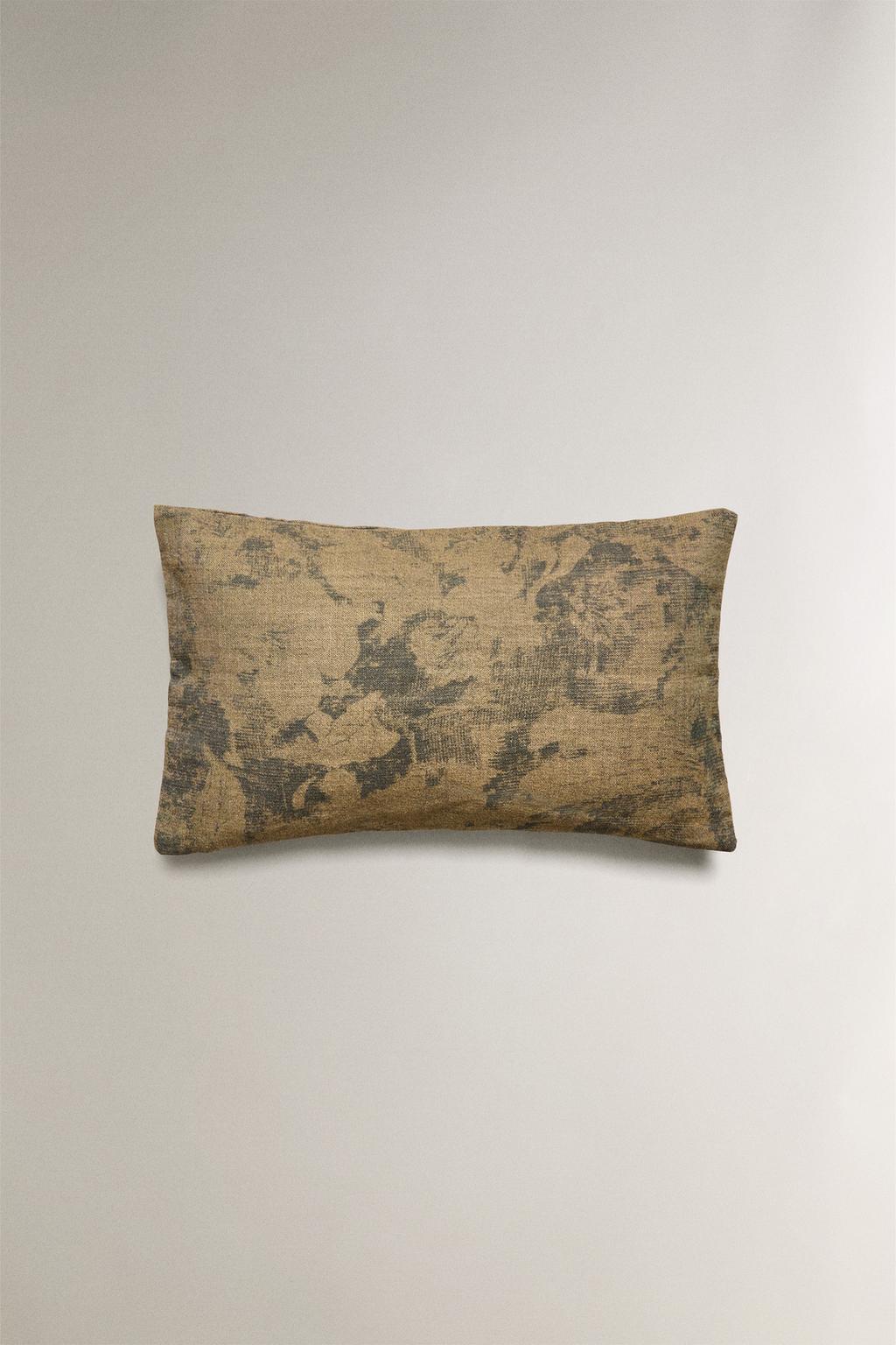 Подушка с принтом мазков кисти