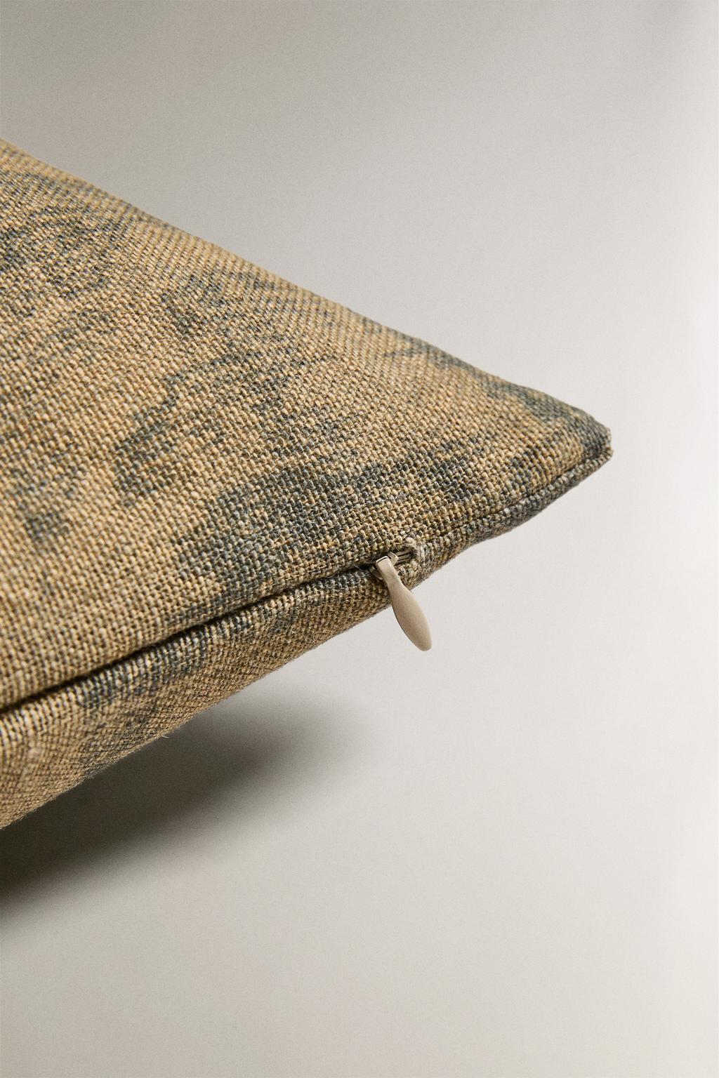 Подушка с принтом мазков кисти