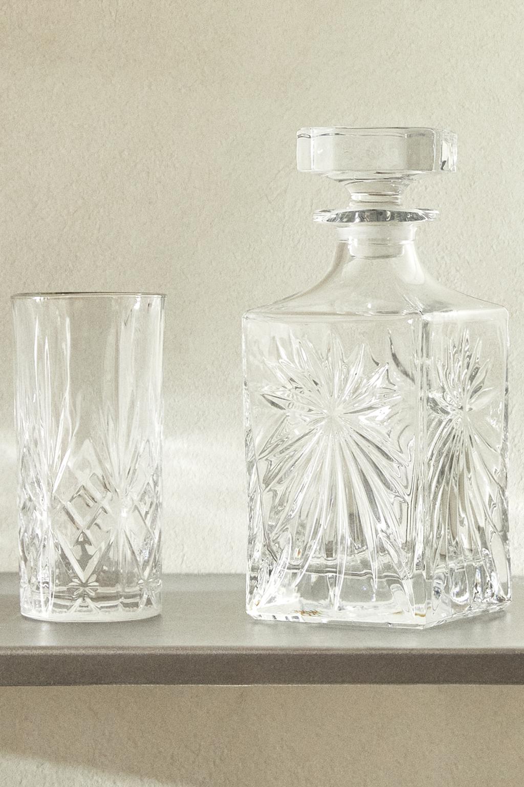 Кристаллическая бутылка с рельефным дизайном