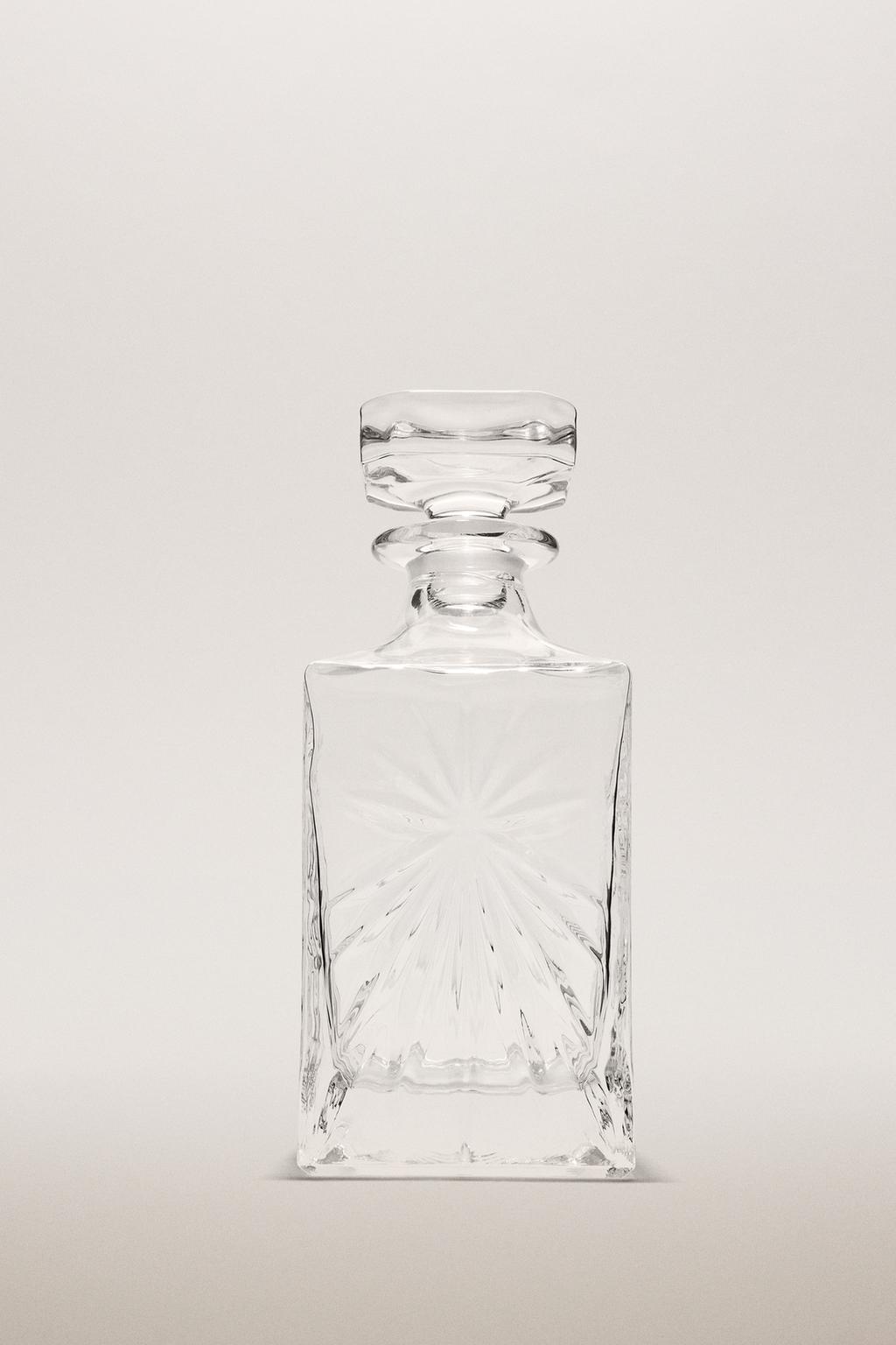 Кристаллическая бутылка с рельефным дизайном