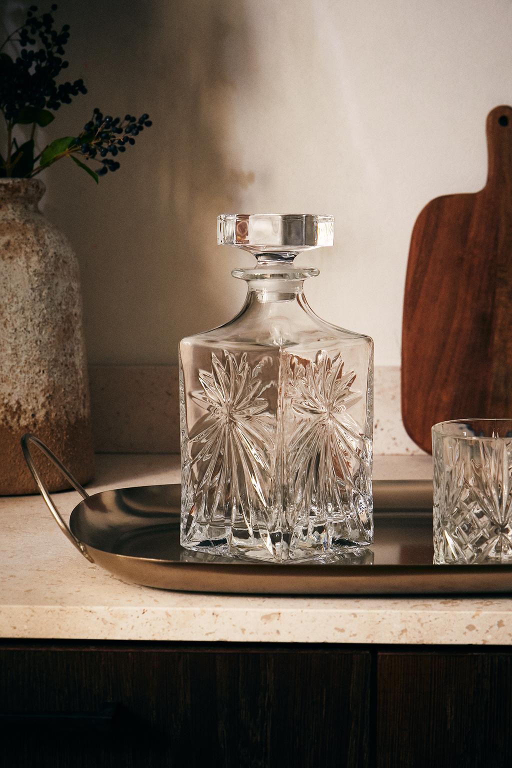 Кристаллическая бутылка с рельефным дизайном