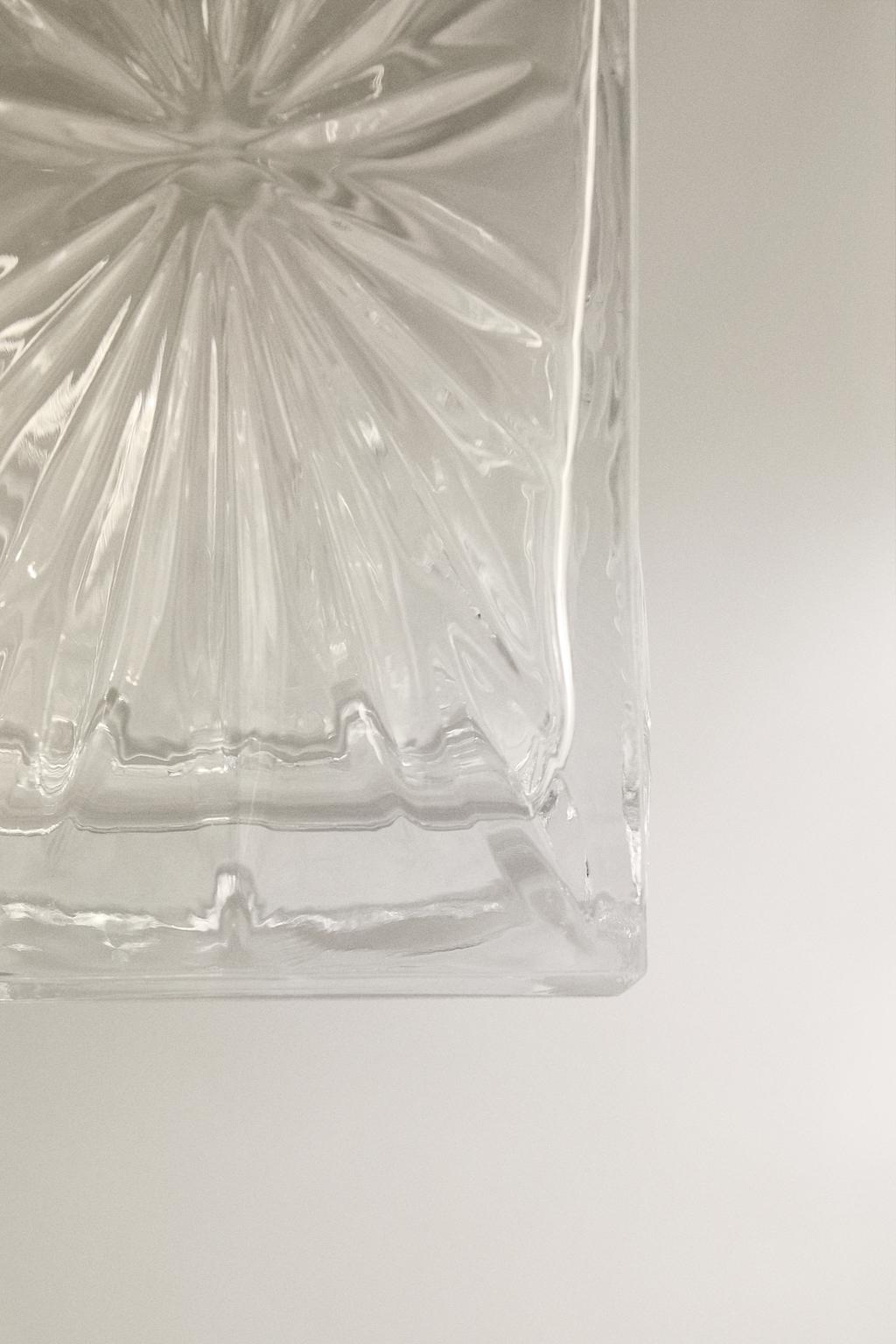 Кристаллическая бутылка с рельефным дизайном