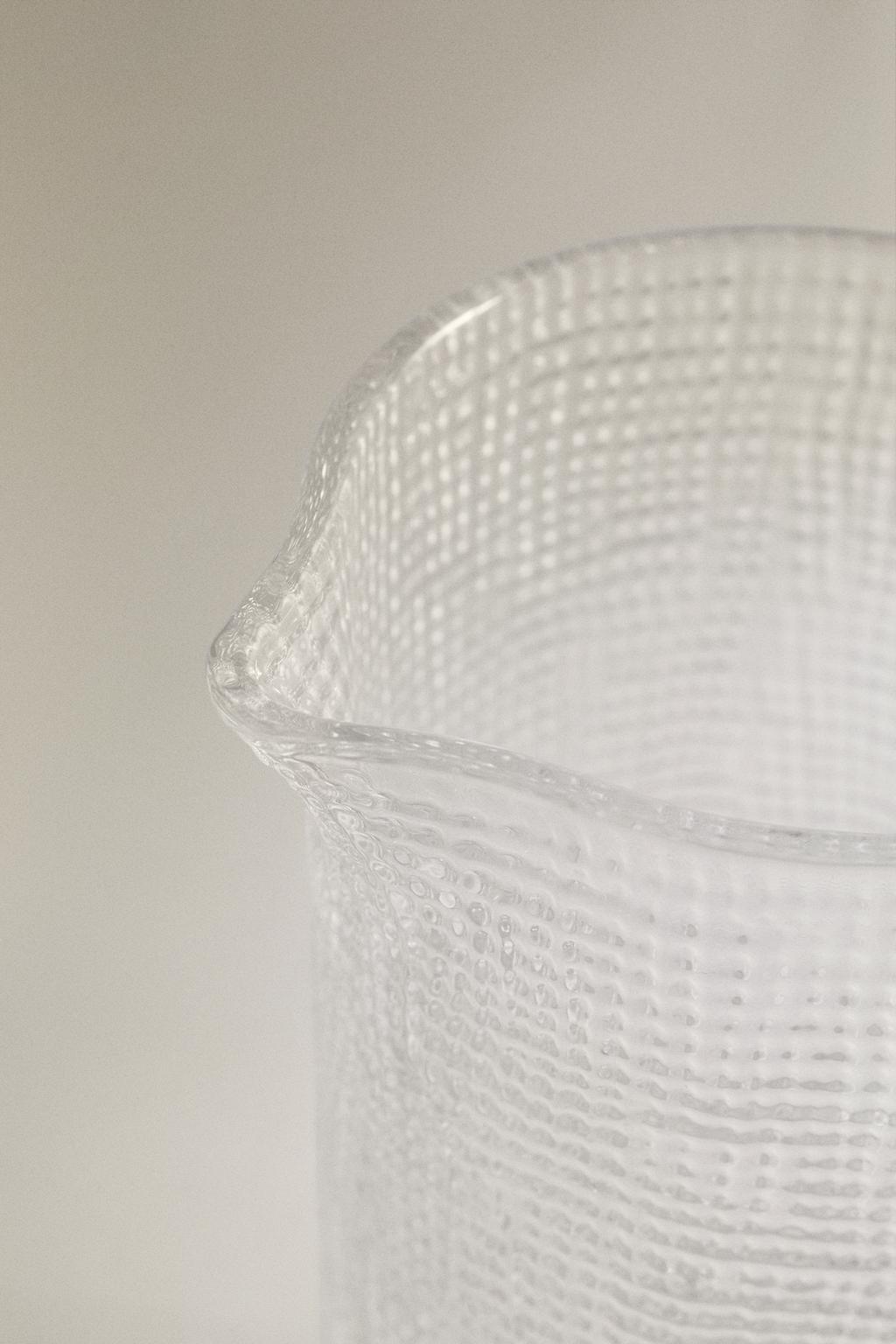 Кувшин с узором из стекла