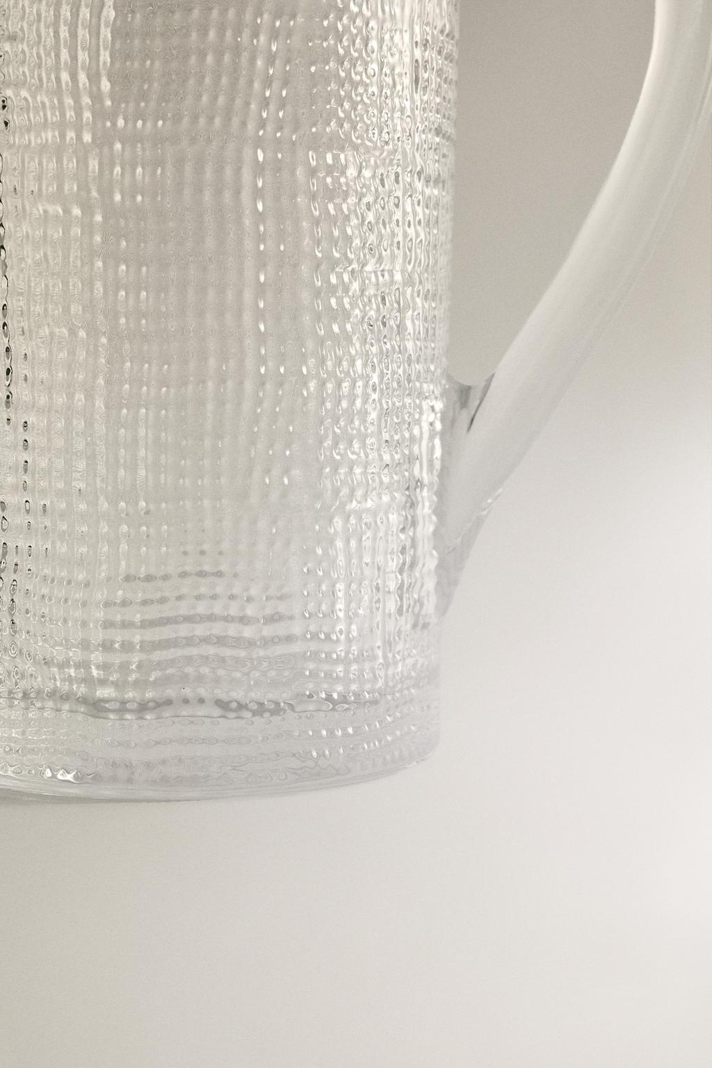 Кувшин с узором из стекла