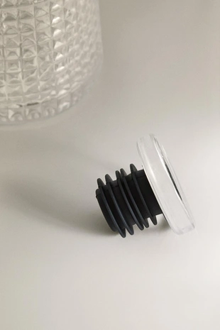 Стеклянная бутылка с рельефным дизайном- Заказать в России