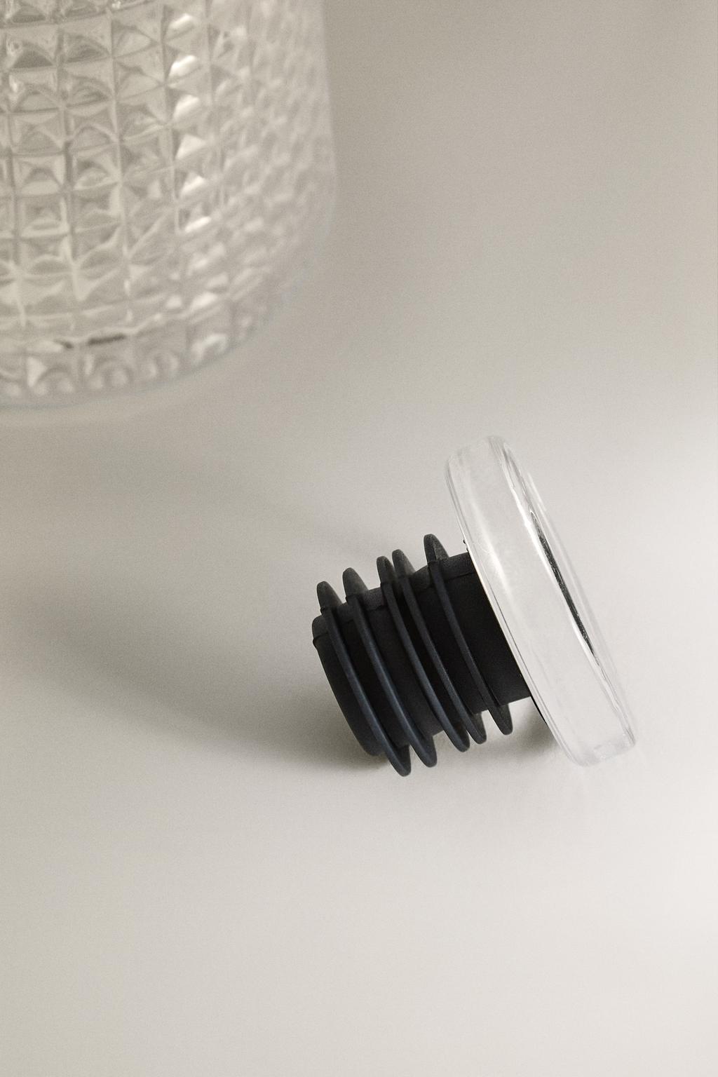 Стеклянная бутылка с рельефным дизайном