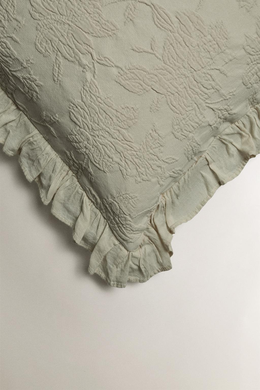 Чехол для подушки из джаккарда с оборками