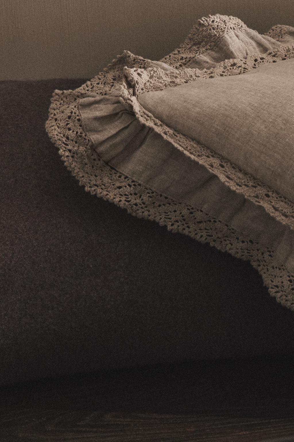 Чехол из льна для подушки с кружевным обрамлением