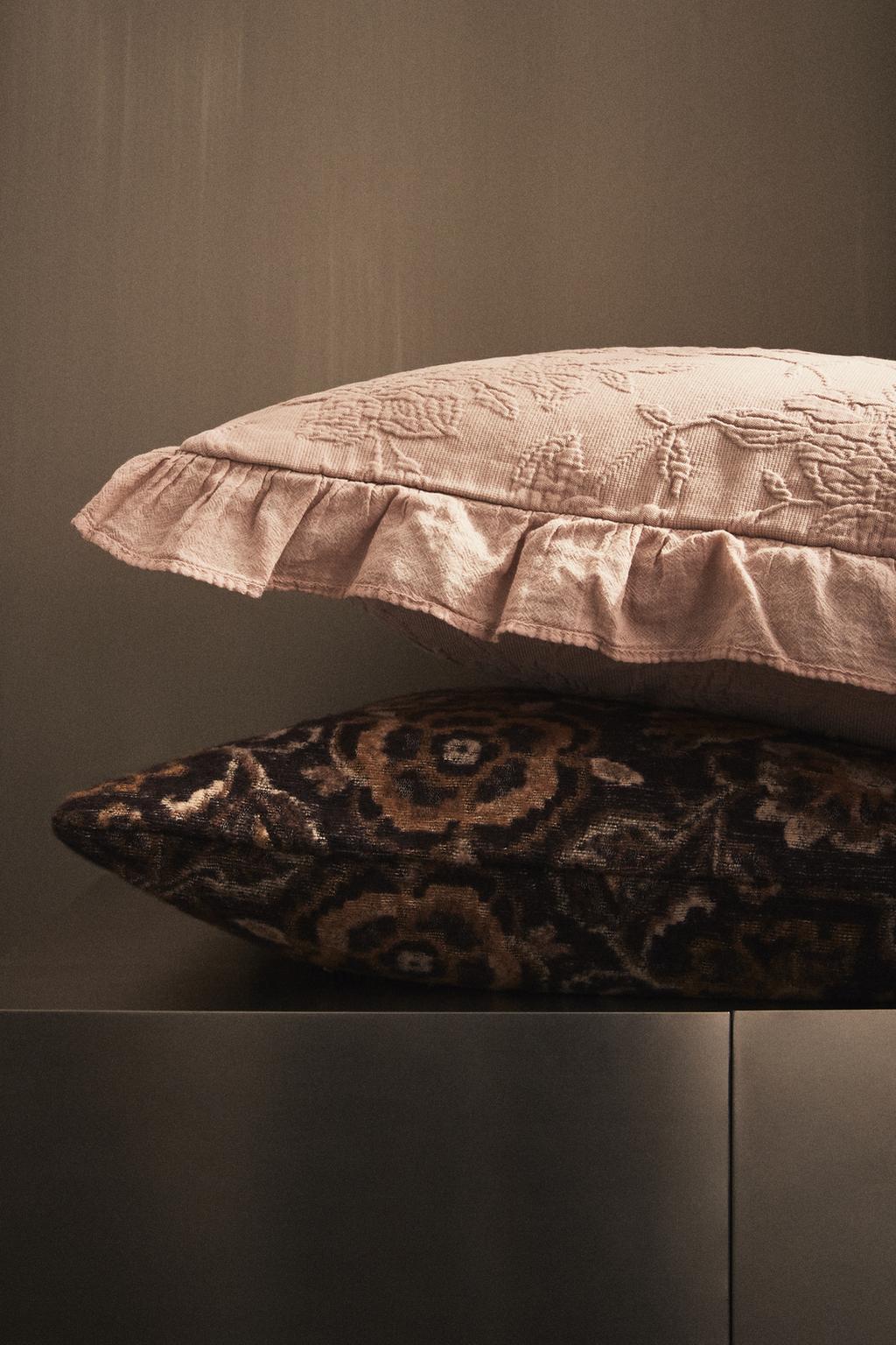 Чехол для подушки из жаккарда с оборками