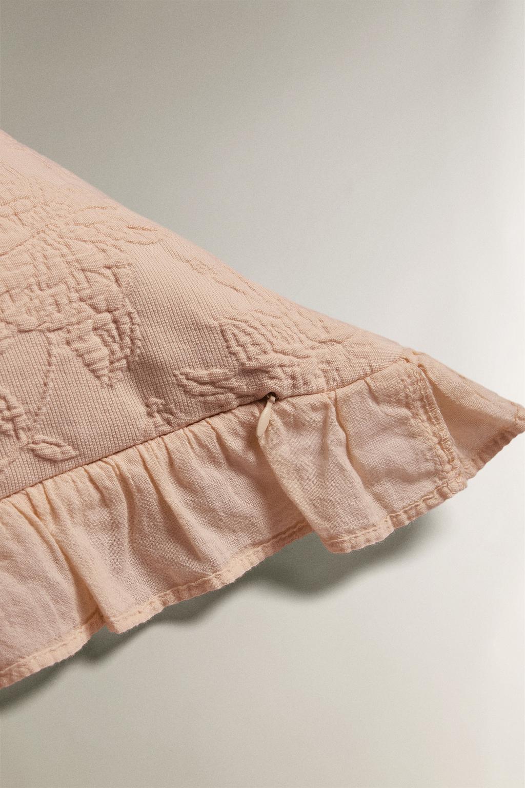 Чехол для подушки из жаккарда с оборками