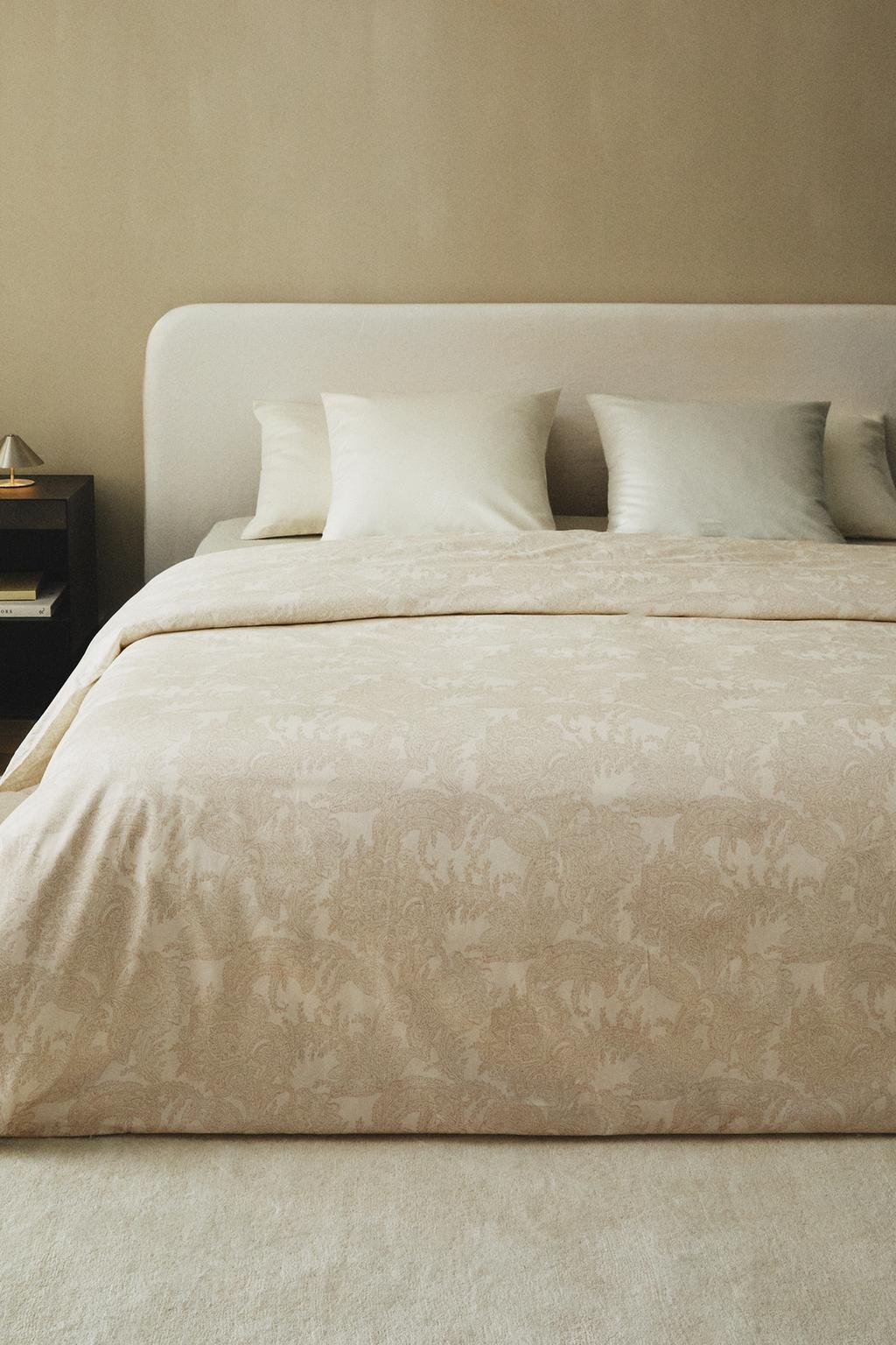 Покрывало сатиновое с рисунком пейсли