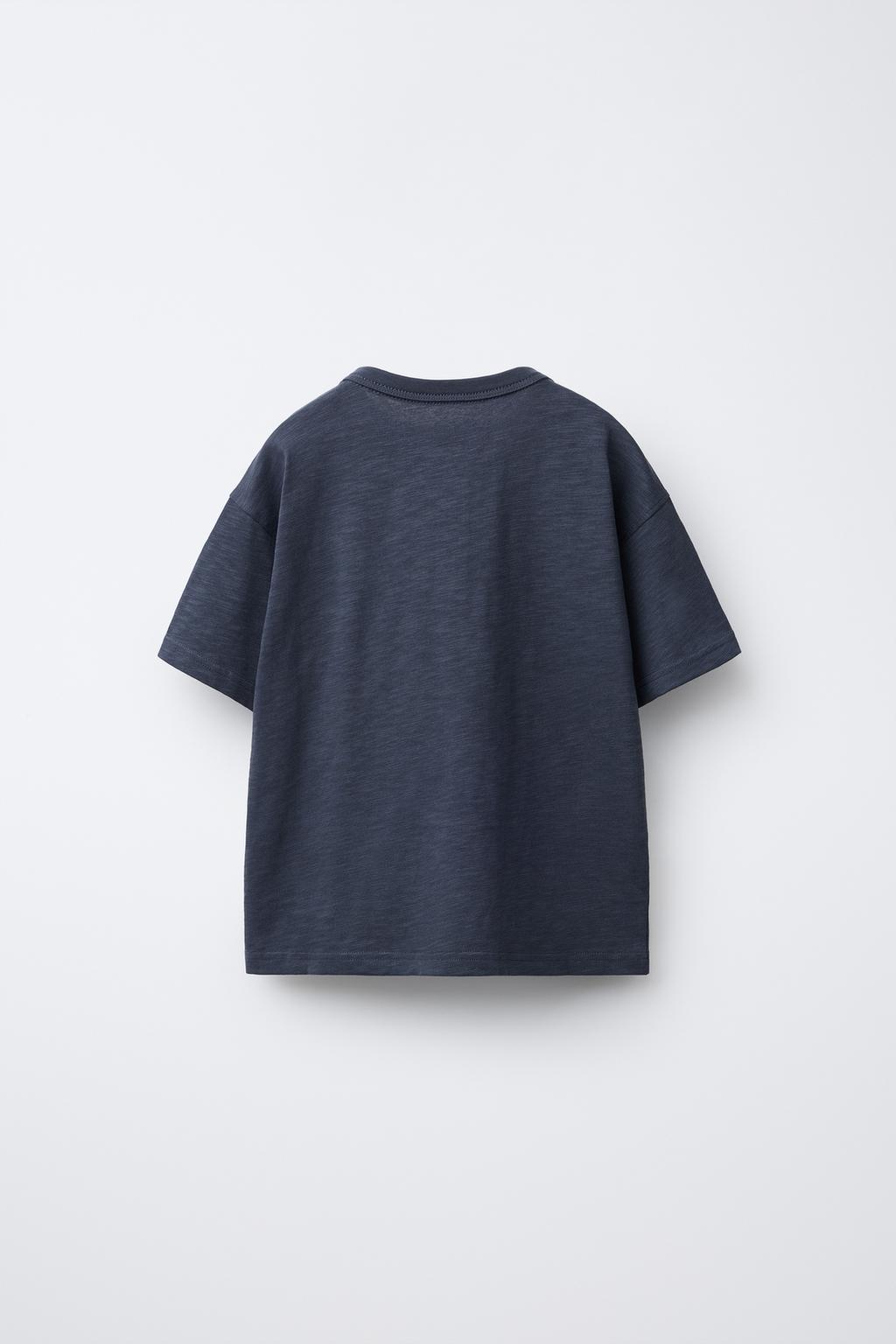 ОДНОТОННАЯ ФУТБОЛКА С ВОРОТНИКОМ НА ПУГОВИЦАХ