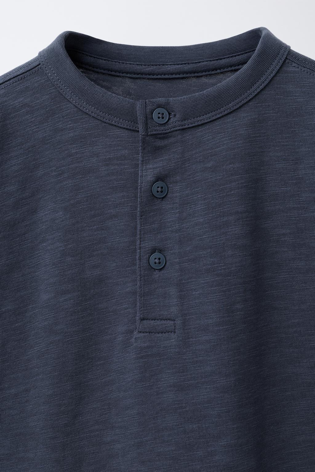 ОДНОТОННАЯ ФУТБОЛКА С ВОРОТНИКОМ НА ПУГОВИЦАХ