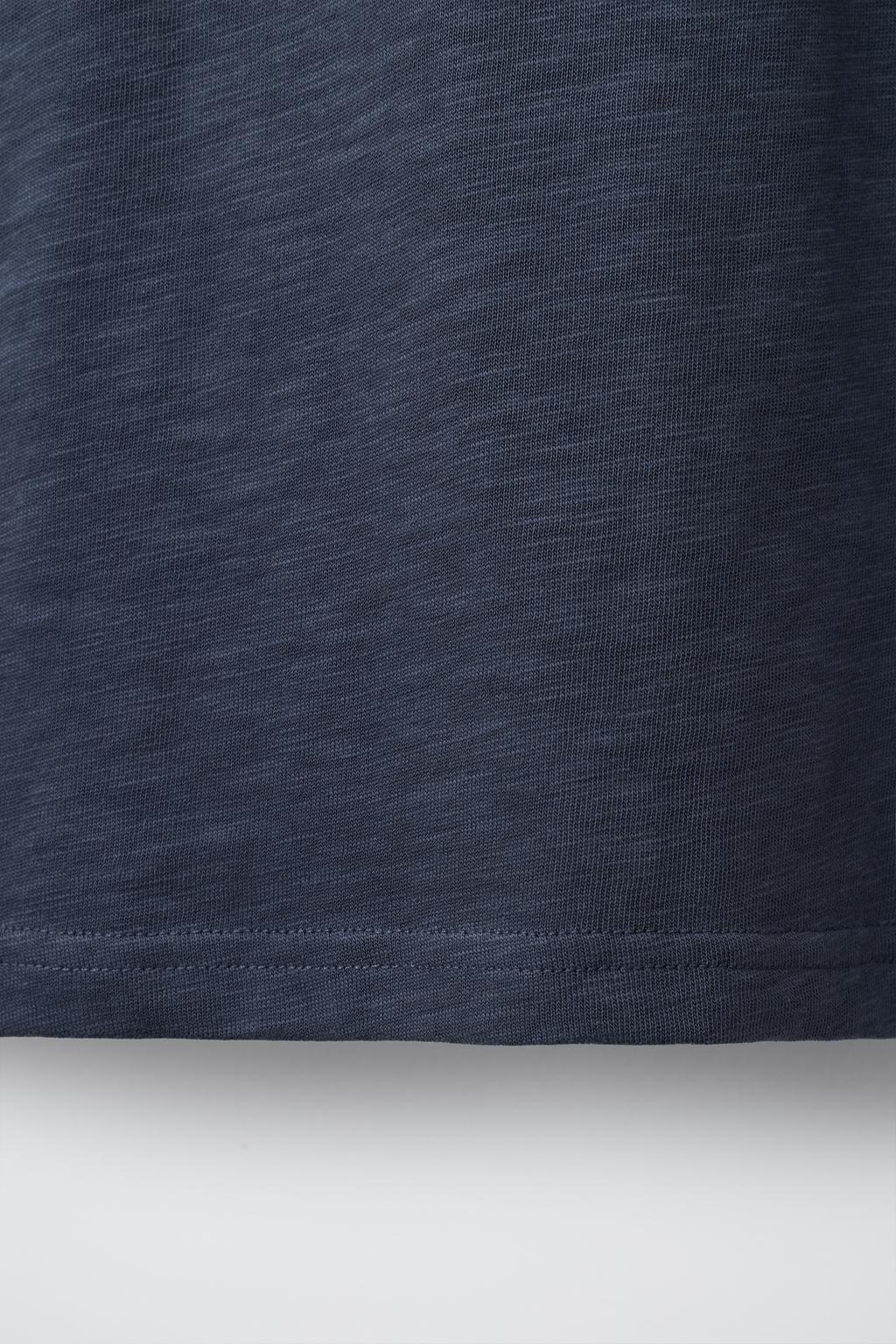 ОДНОТОННАЯ ФУТБОЛКА С ВОРОТНИКОМ НА ПУГОВИЦАХ