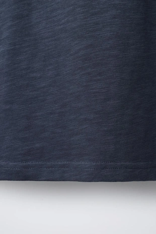 Однотонная футболка с воротником на пуговицах- Заказать в России