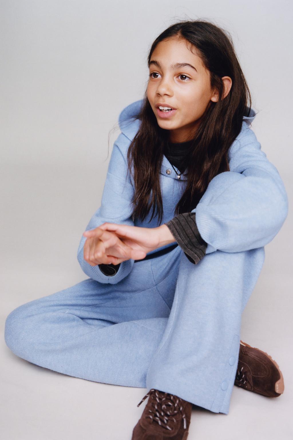 ВЯЗАНЫЙ СВИТЕР С КАПЮШОНОМ