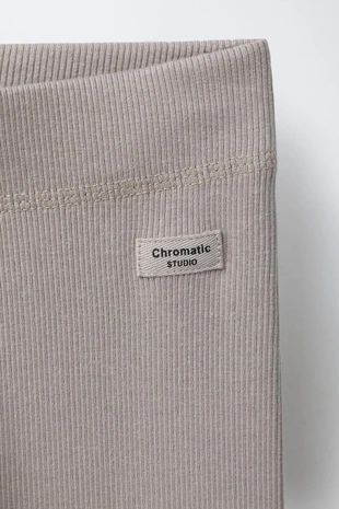 Легинсы в рубчик из модала с этикеткой