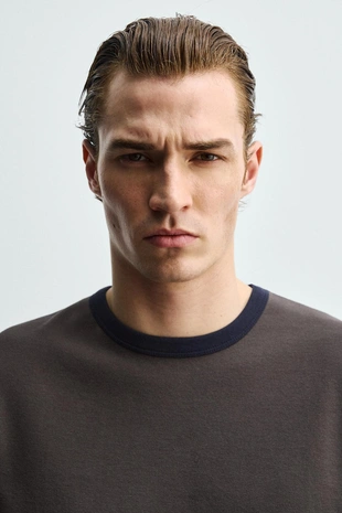 Футболка в рубчик с контрастной отделкой базовая- Заказать в России