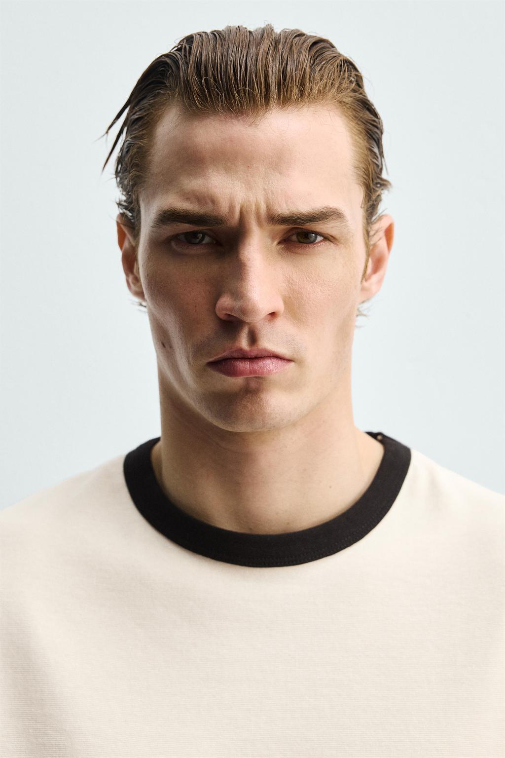 БАЗОВАЯ ФУТБОЛКА В РУБЧИК С КОНТРАСТНЫМИ ДЕТАЛЯМИ