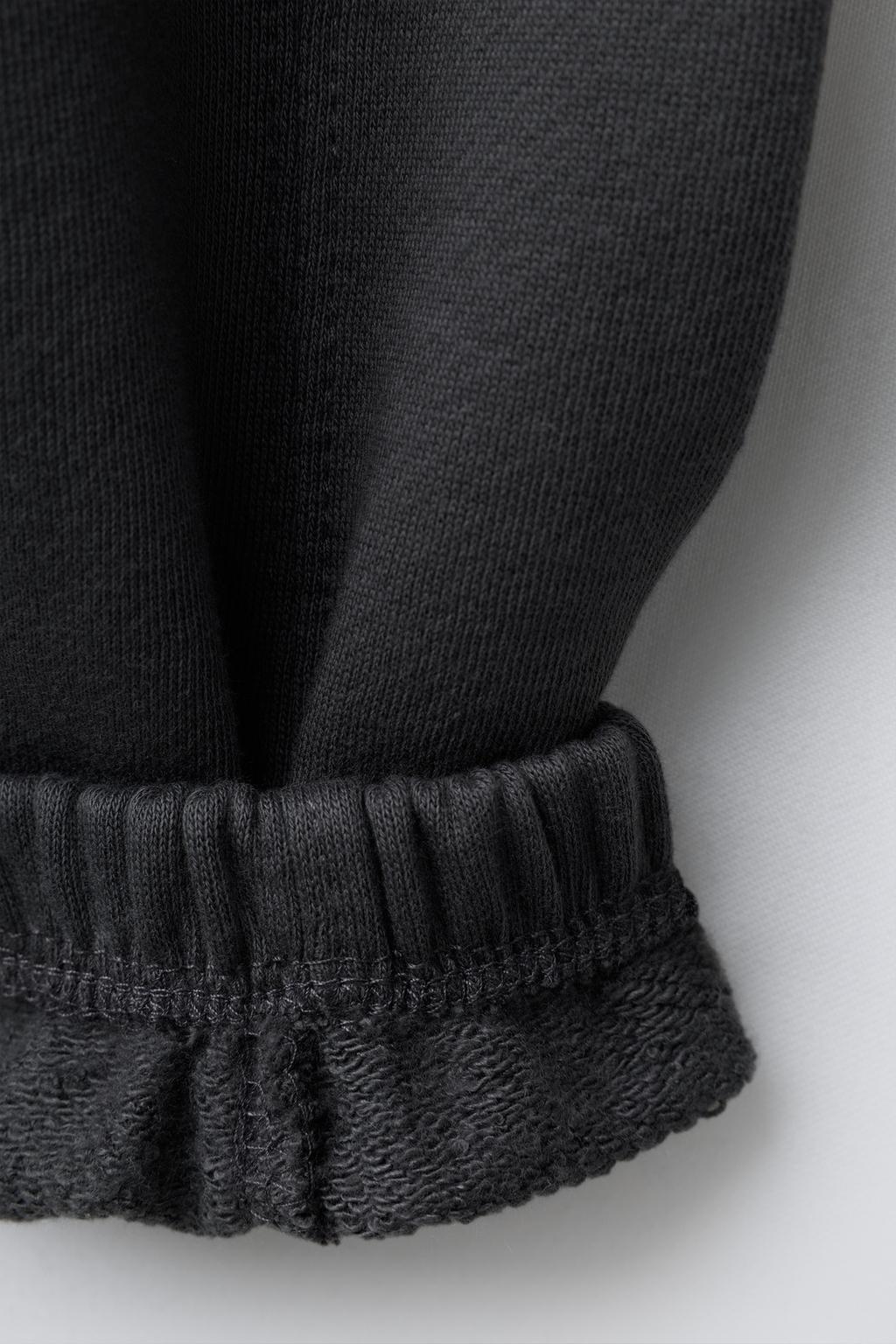 ДЖОГГЕРЫ ИЗ МЯГКОЙ ТКАНИ С ЭТИКЕТКОЙ