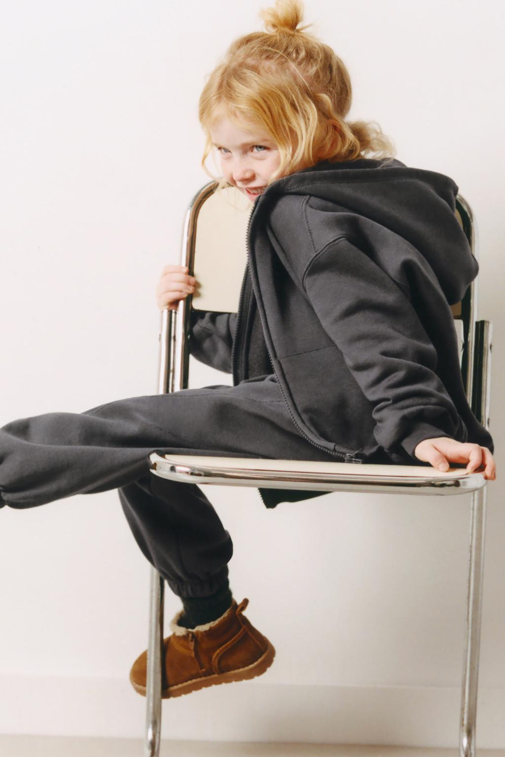 ДЖОГГЕРЫ ИЗ МЯГКОЙ ТКАНИ С ЭТИКЕТКОЙ