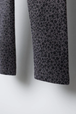 Легинсы в рубчик с принтом