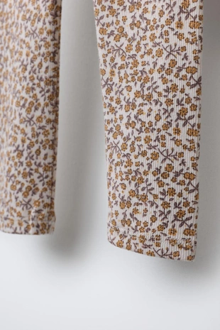 Легинсы в рубчик с принтом