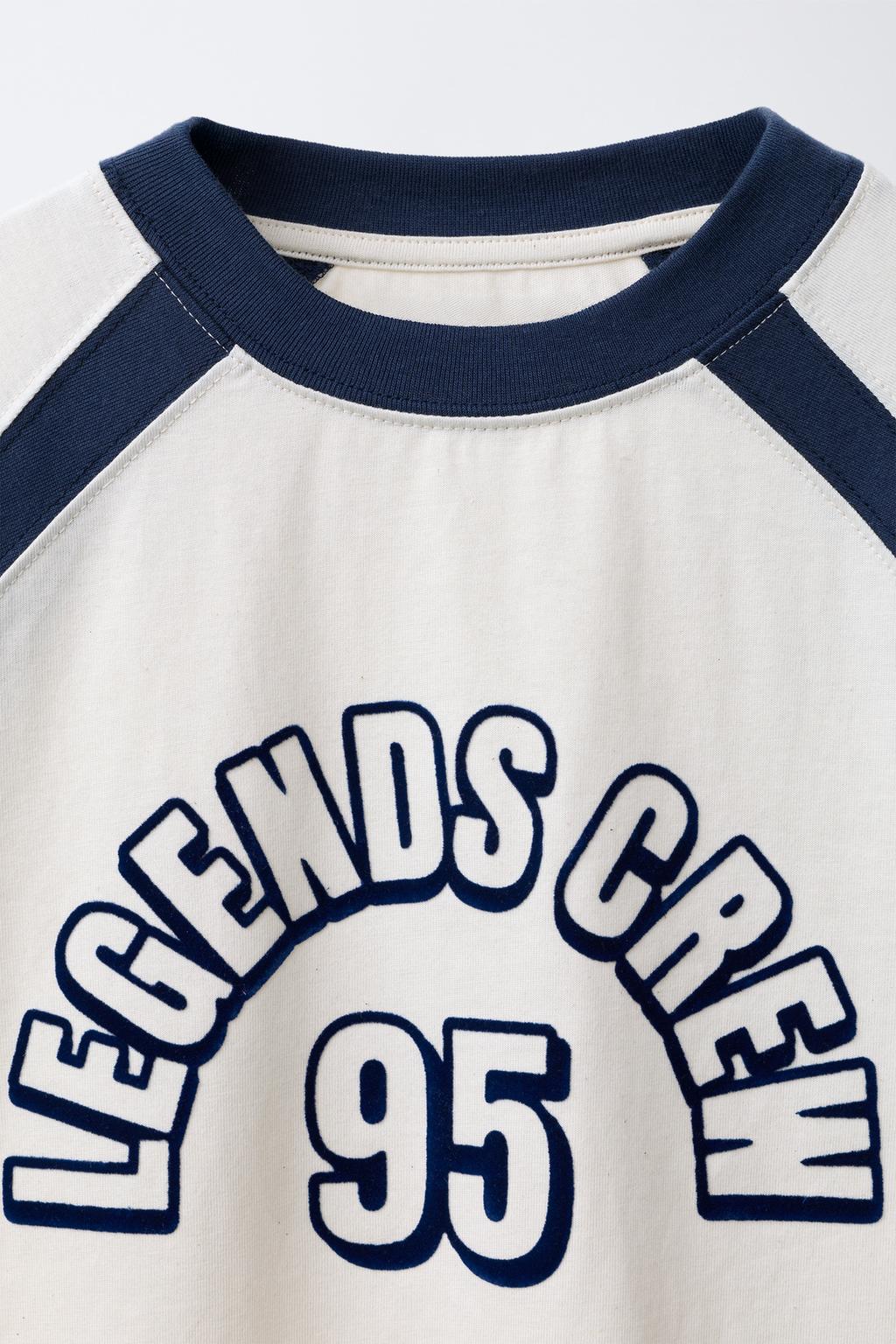 ФУТБОЛКА С РЕГЛАНОМ И РЕЛЬЕФНЫМ ТЕКСТОМ