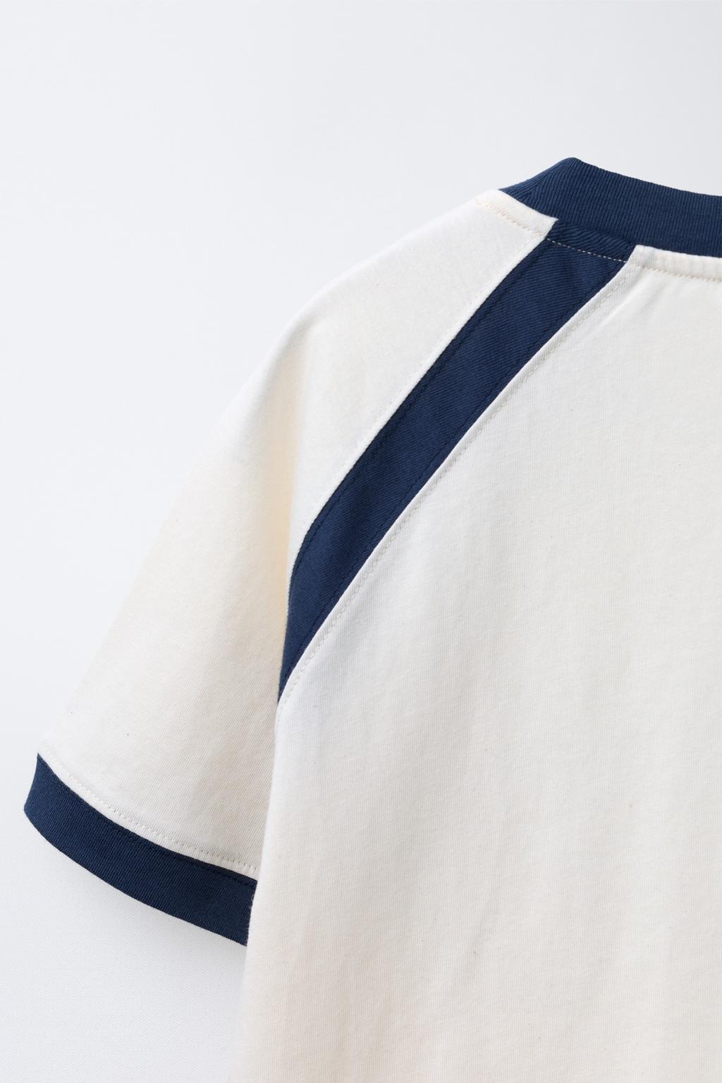 ФУТБОЛКА С РЕГЛАНОМ И РЕЛЬЕФНЫМ ТЕКСТОМ