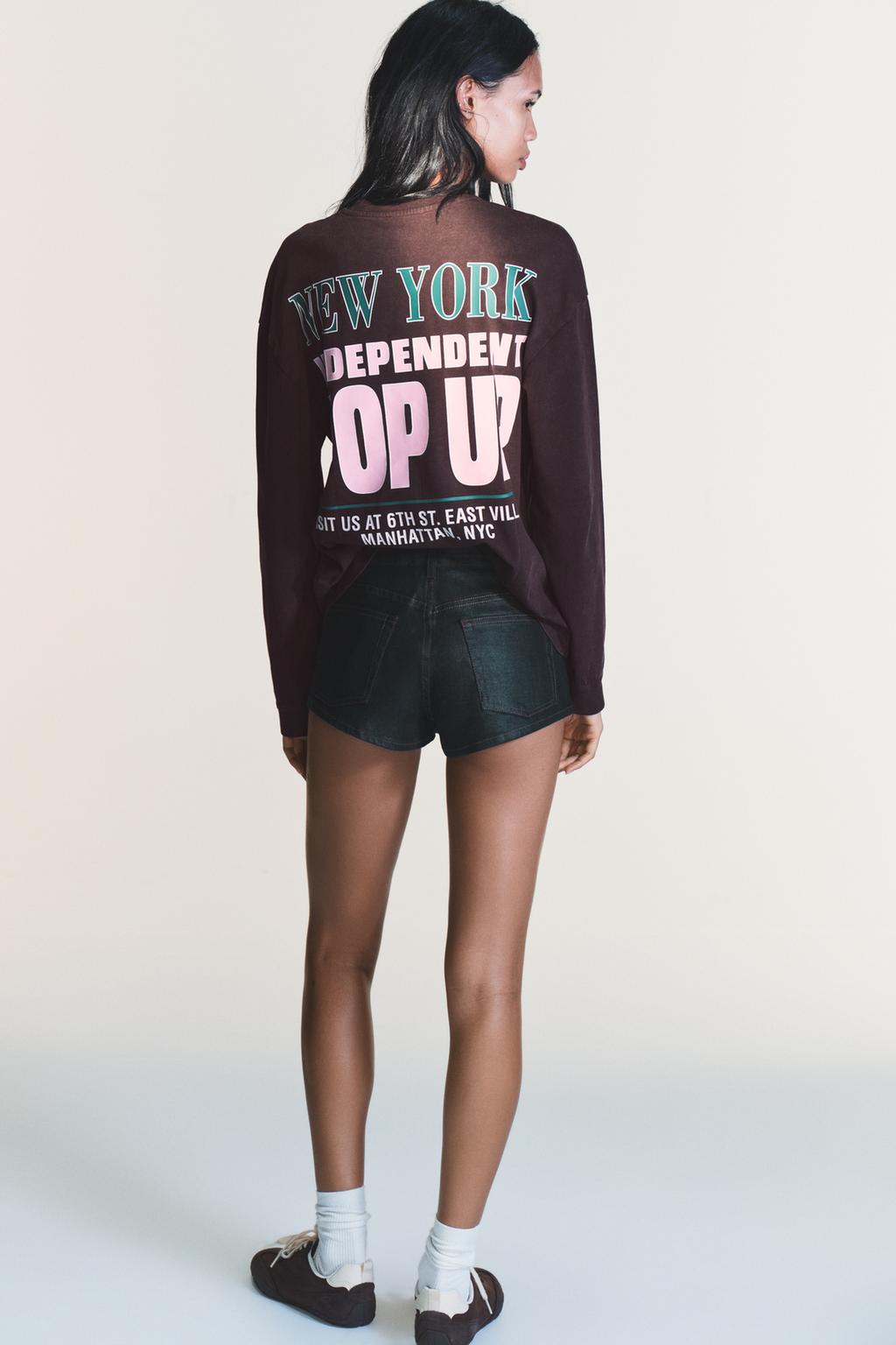 ФУТБОЛКА С ЭФФЕКТОМ ПОТЕРТОСТИ И КОНТРАСТНЫМ ТЕКСТОМ