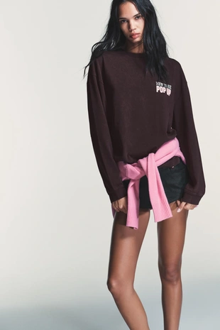 Футболка с эффектом потертости и контрастным текстом- Заказать в России