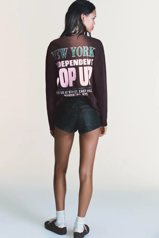 Футболка с эффектом потертости и контрастным текстом- Заказать в России