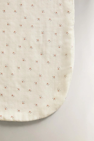 Детский плечевой слюнявчик с цветочным узором- Заказать в России