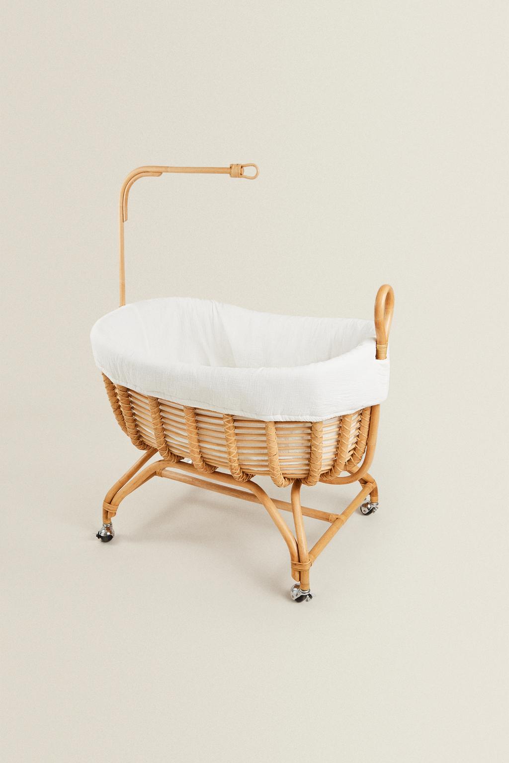 Детская мини-кроватка из ротанга