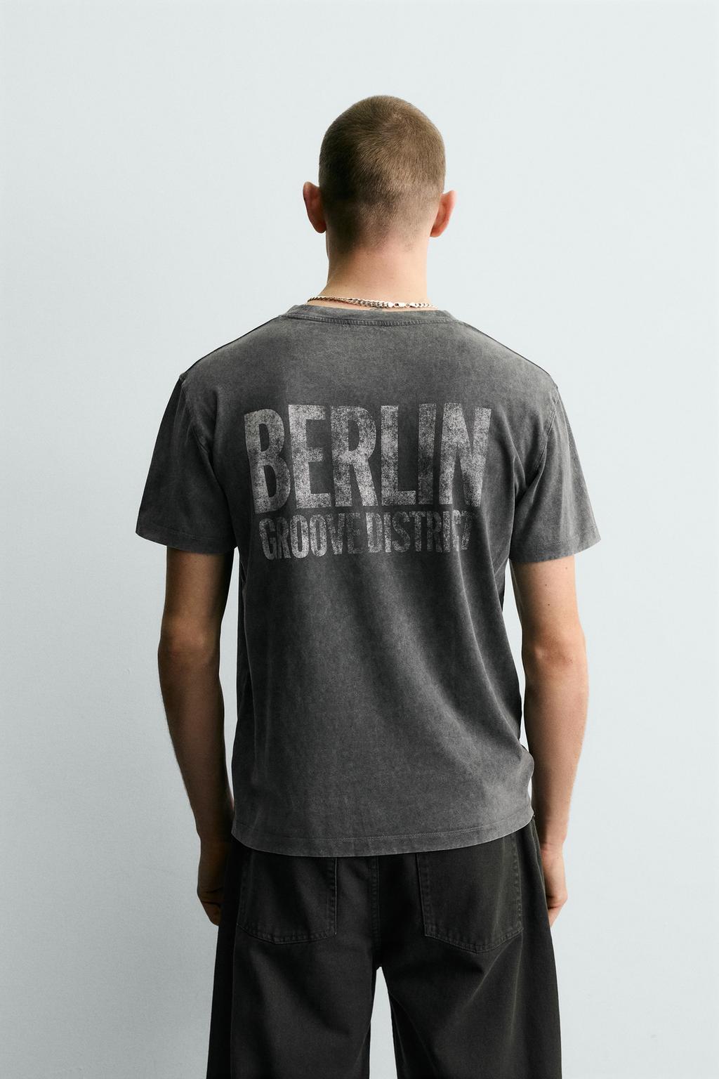 ФУТБОЛКА С КОНТРАСТНЫМ ПРИНТОМ И ЭФФЕКТОМ ПОТЕРТОСТИ