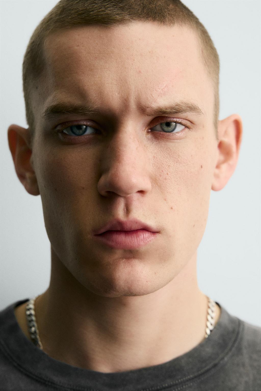 ФУТБОЛКА С КОНТРАСТНЫМ ПРИНТОМ И ЭФФЕКТОМ ПОТЕРТОСТИ