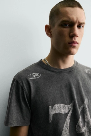 Футболка с контрастным принтом и эффектом потертости- Заказать в России