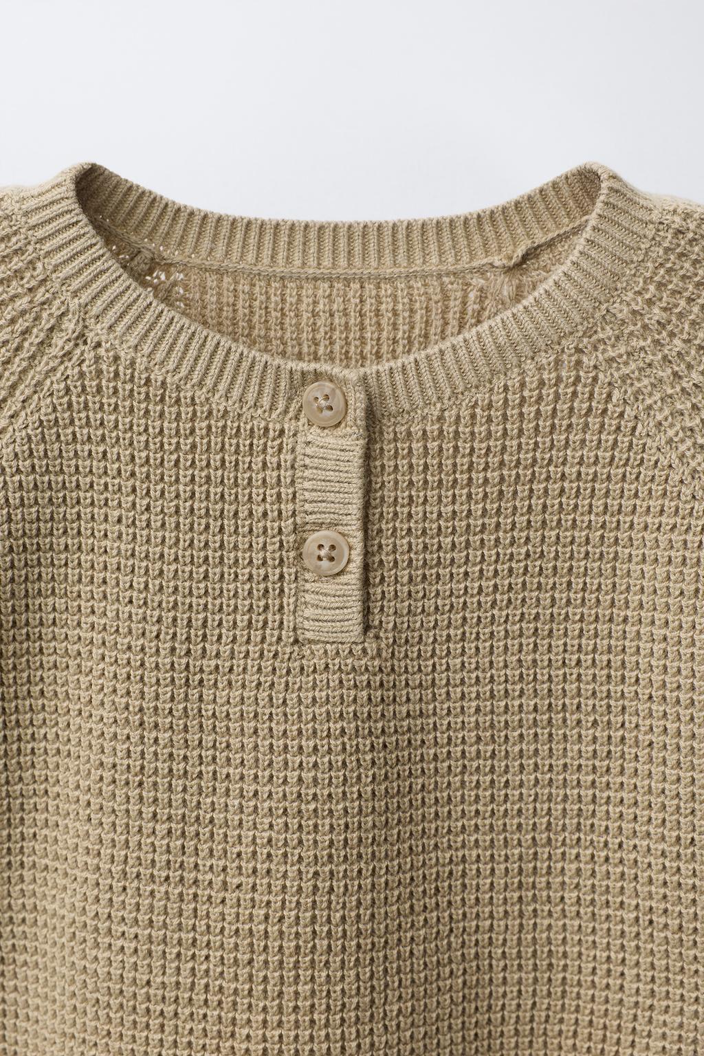 СВИТЕР ИЗ РИФЛЕНОГО ТРИКОТАЖА С ВОРОТНИКОМ НА ПУГОВИЦАХ