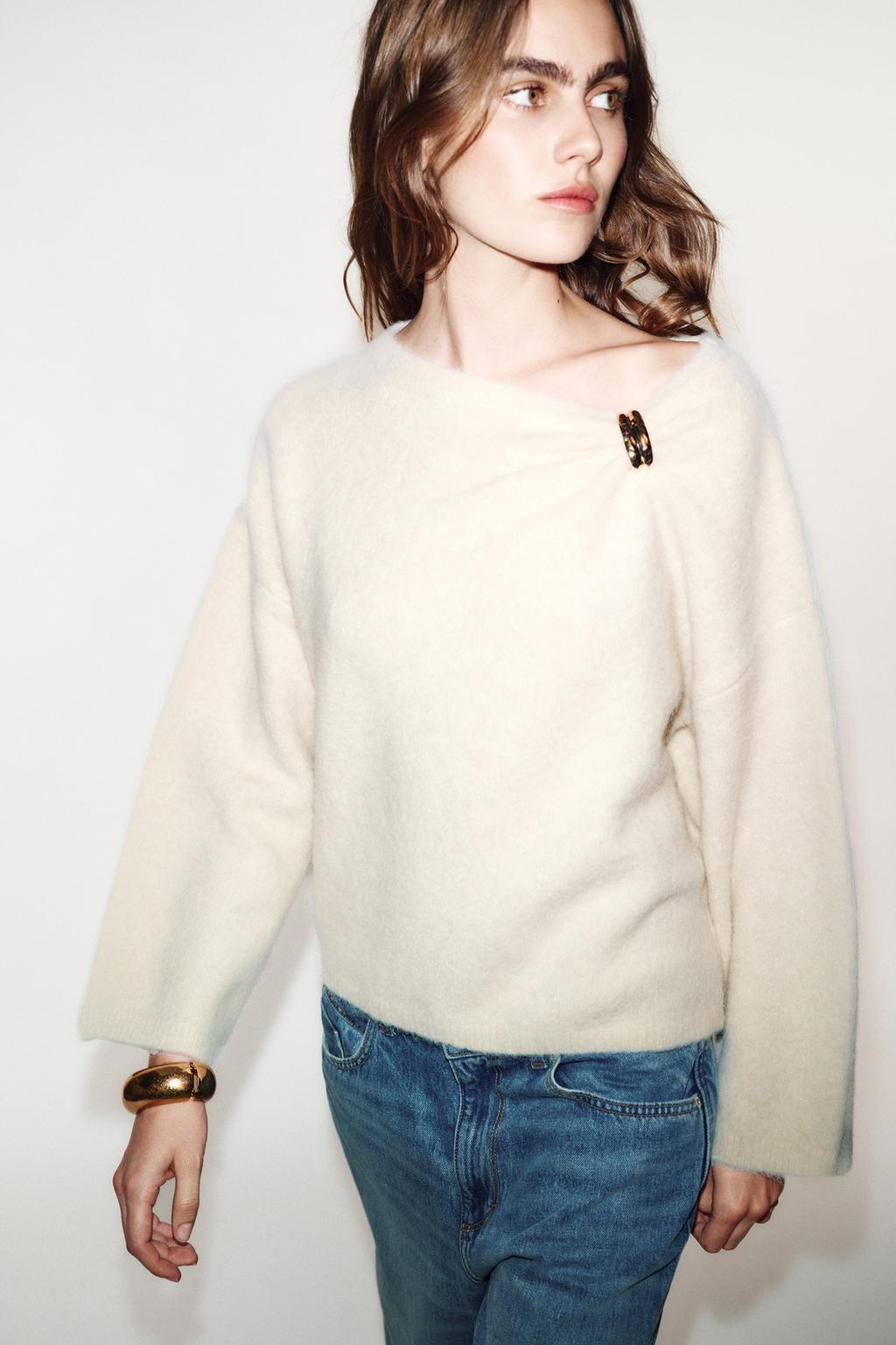 ДЖЕМПЕР С БРОШЬЮ