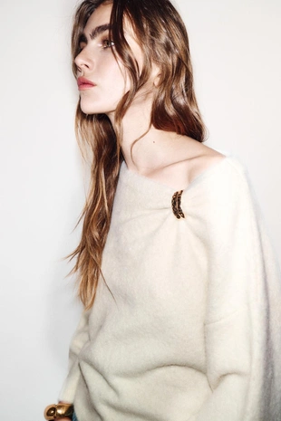 Джемпер с брошью- Заказать в России