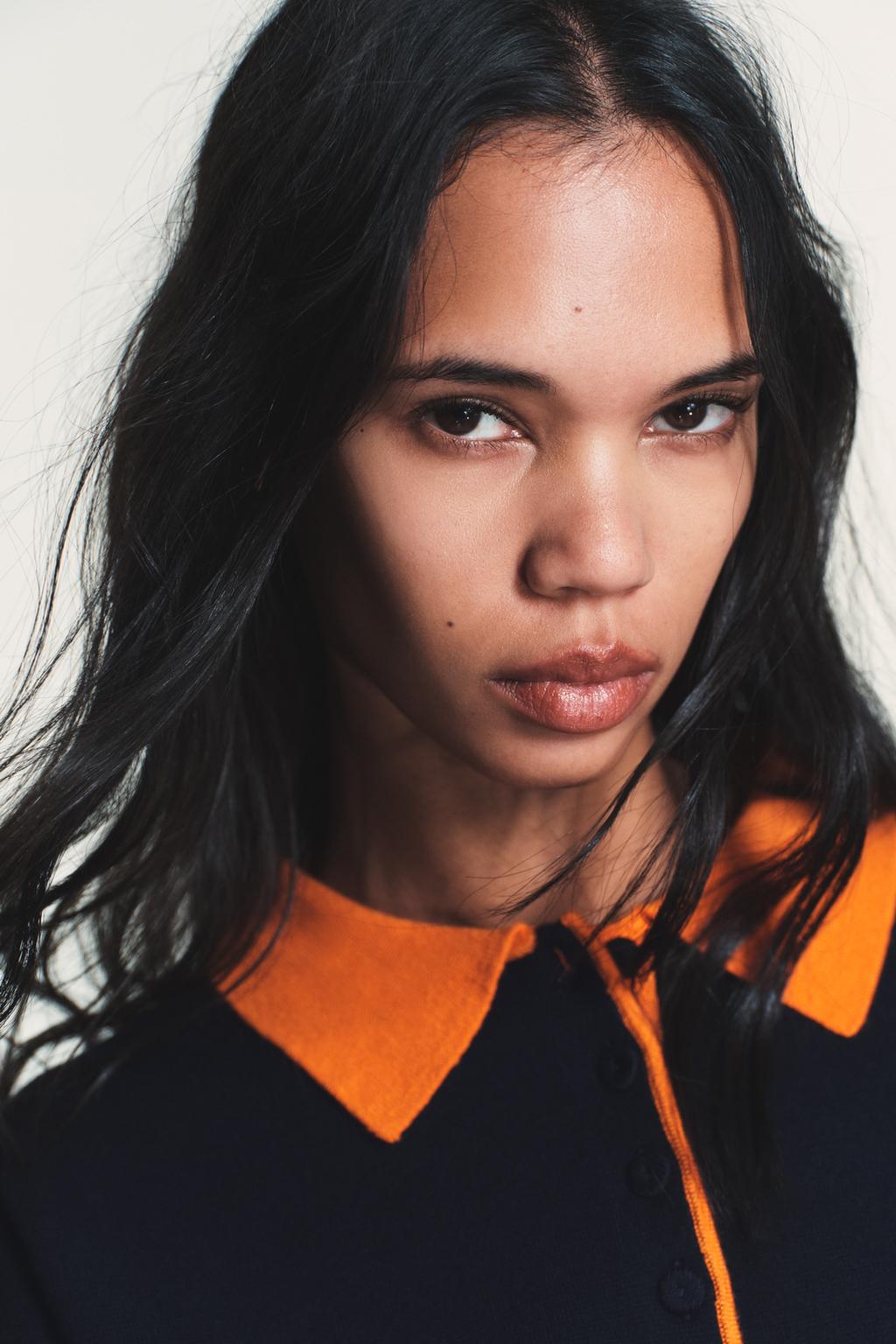 ВЯЗАНЫЙ ДЖЕМПЕР ПОЛО С КОНТРАСТНЫМ ВОРОТНИКОМ