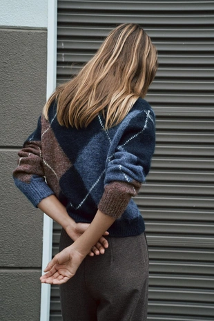 Трикотажный свитер в ромб- Заказать в России