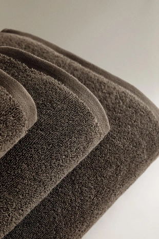 Мягкое хлопковое полотенце для ванны (700 г/м²)- Заказать в России